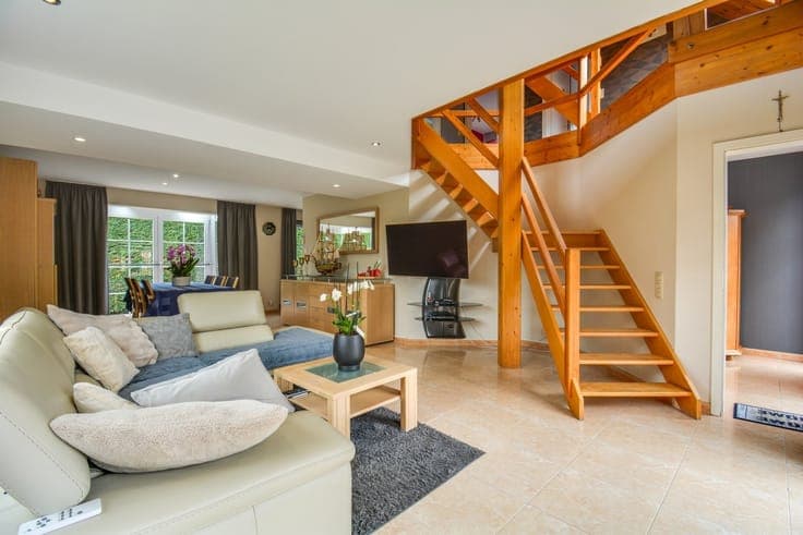 Spacious modern open building in quiet residential area in E