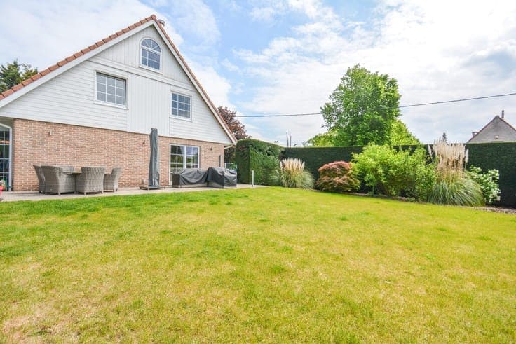 Spacious modern open building in quiet residential area in E