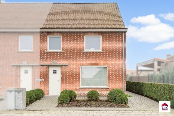 Semi-detached home with garden & double garage