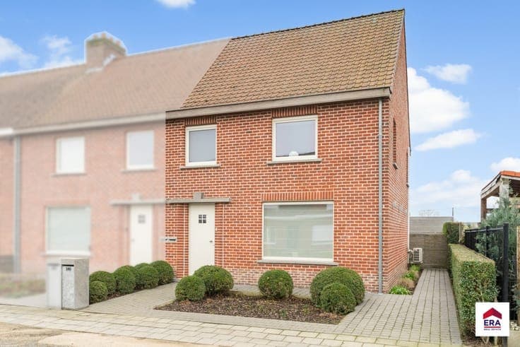 Semi-detached home with garden & double garage