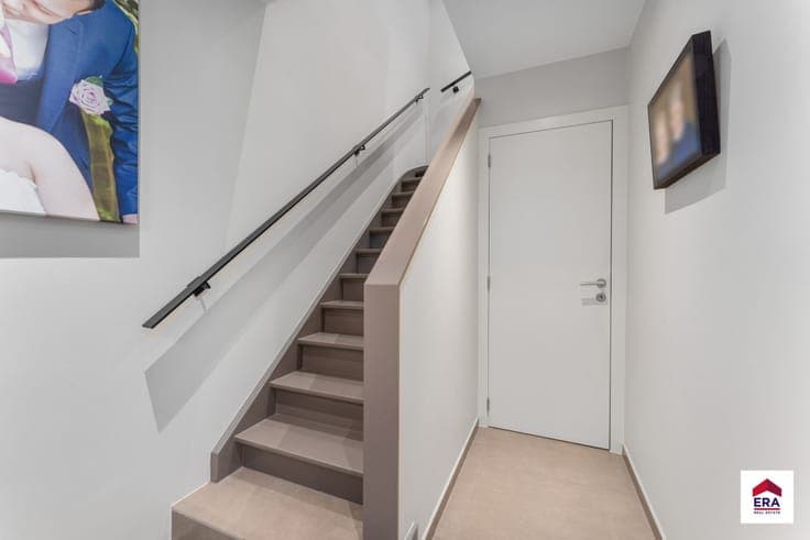 Semi-detached home with garden & double garage