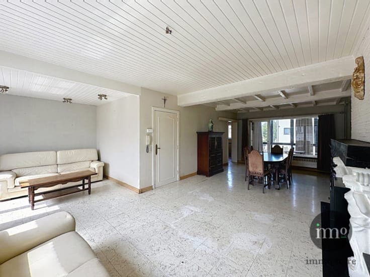 Big house with garden and garage