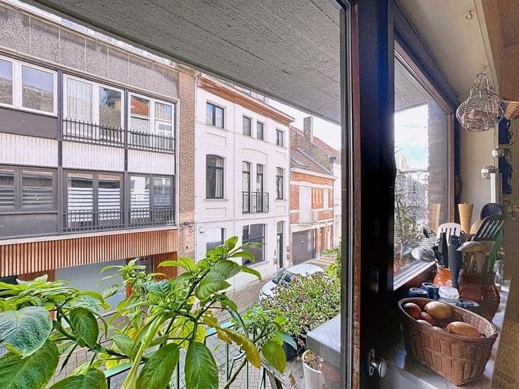 Bijzonder ruime handelswoning vlakbij de Kursaalstraat
