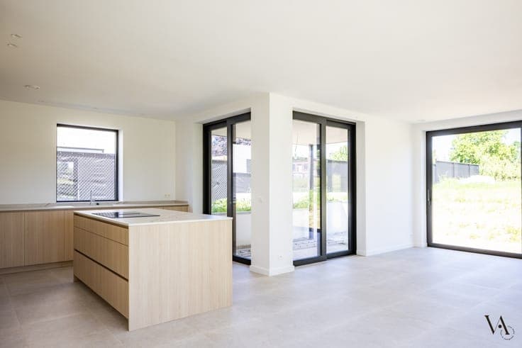 Energiezuinige BEN-woning omringd door boomgaarden in Wez...