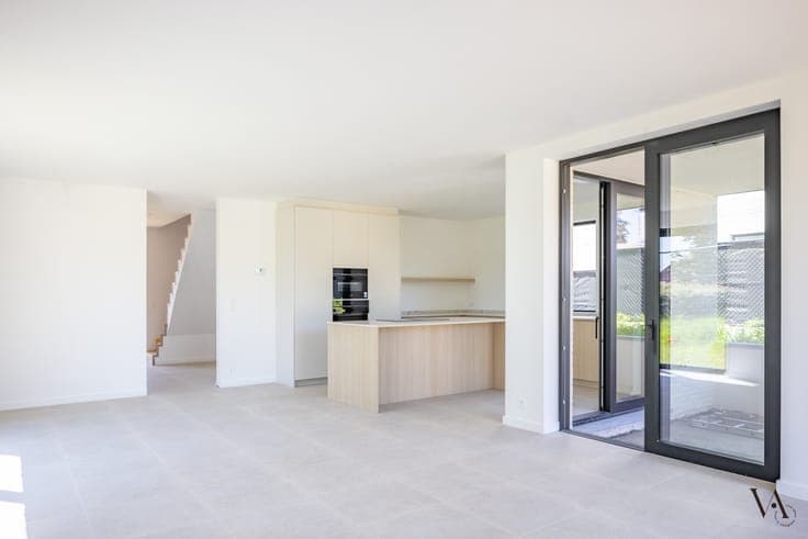 Energiezuinige BEN-woning omringd door boomgaarden in Wez...