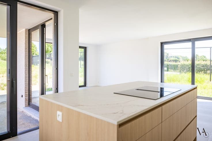 Energiezuinige BEN-woning omringd door boomgaarden in Wez...