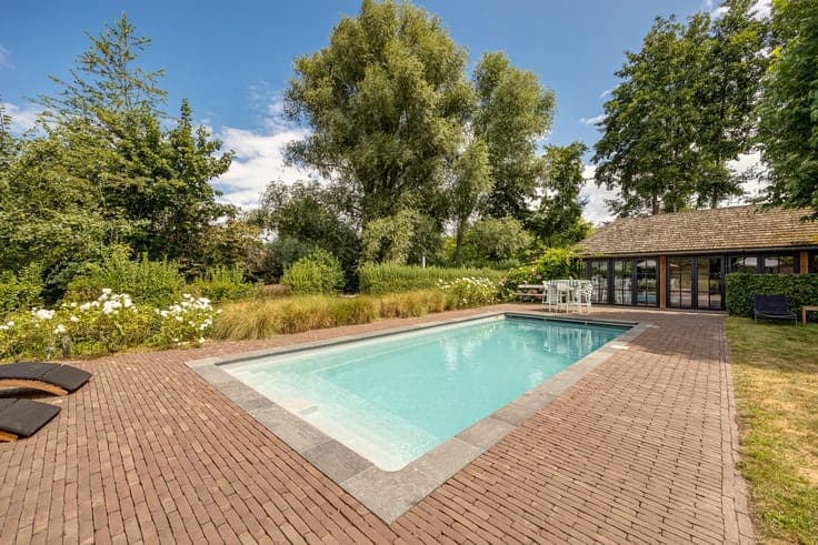 Characterful home with heated pool and pool house — Verre...