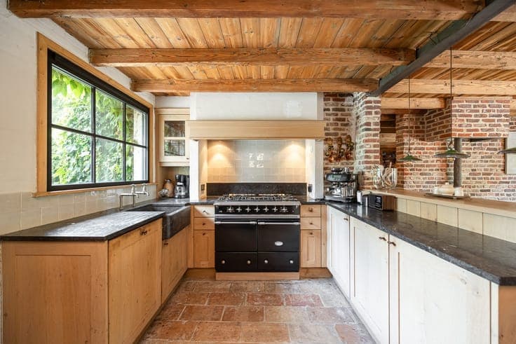 Characterful home with heated pool and pool house — Verre...