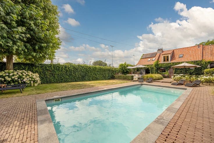 Characterful home with heated pool and pool house — Verre...
