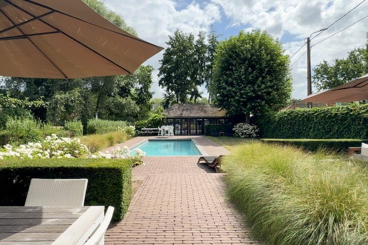 Characterful home with heated pool and pool house — Verre...