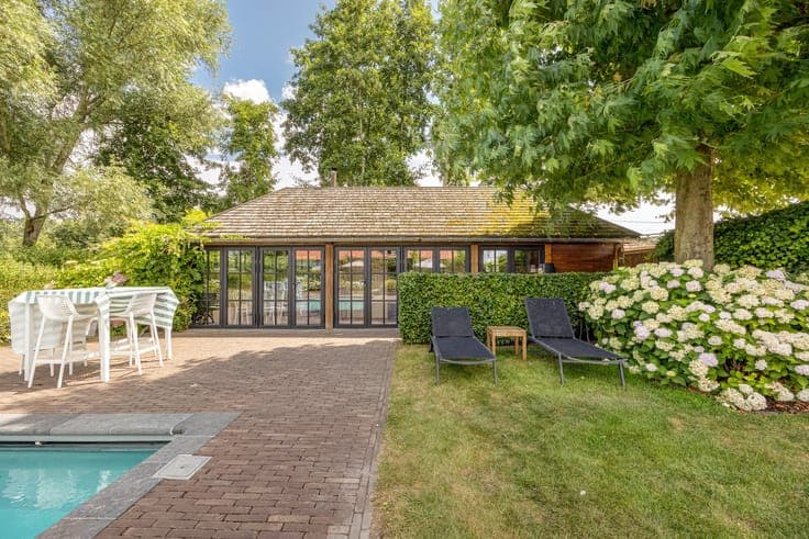 Characterful home with heated pool and pool house — Verre...
