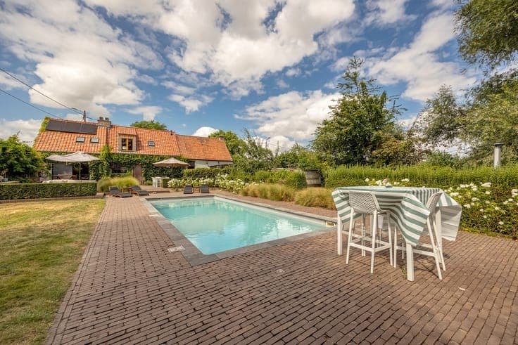 Characterful home with heated pool and pool house — Verre...