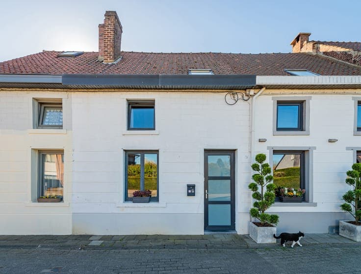 Ready-to-move-in 2-bedroom house with sunny garden