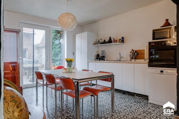Semi-detached house with potential in Geetbets