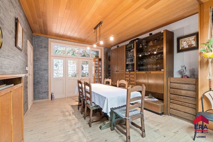 Spacious Home with 5 Bedrooms, Garden and Great Potential