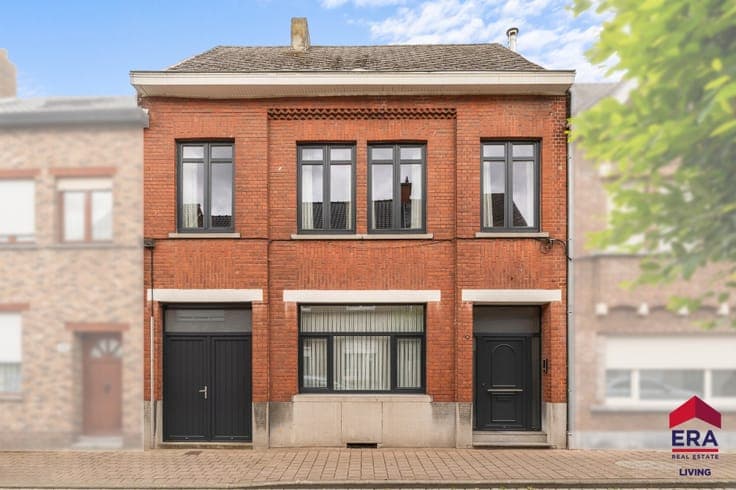 Spacious Home with 5 Bedrooms, Garden and Great Potential