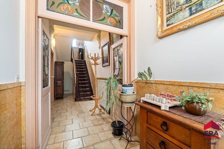 Spacious Home with 5 Bedrooms, Garden and Great Potential