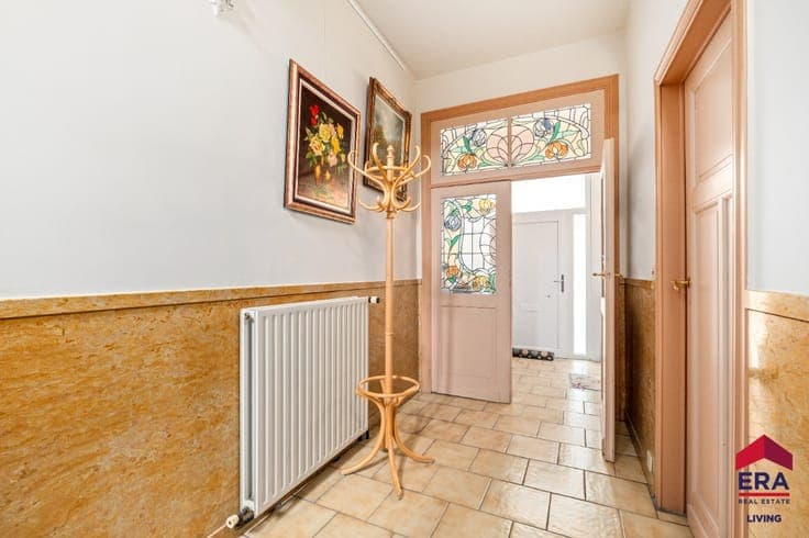 Spacious Home with 5 Bedrooms, Garden and Great Potential