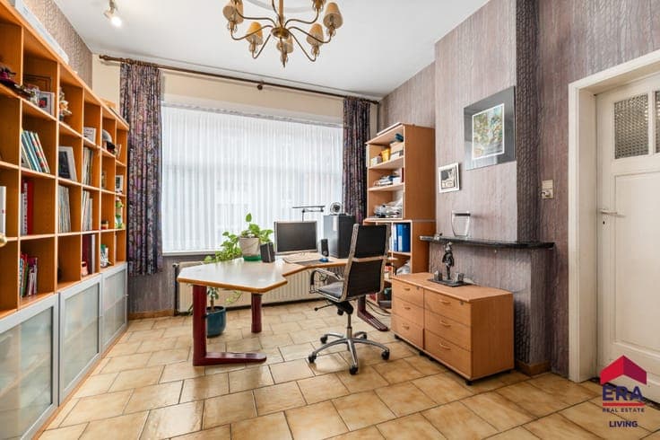 Spacious Home with 5 Bedrooms, Garden and Great Potential