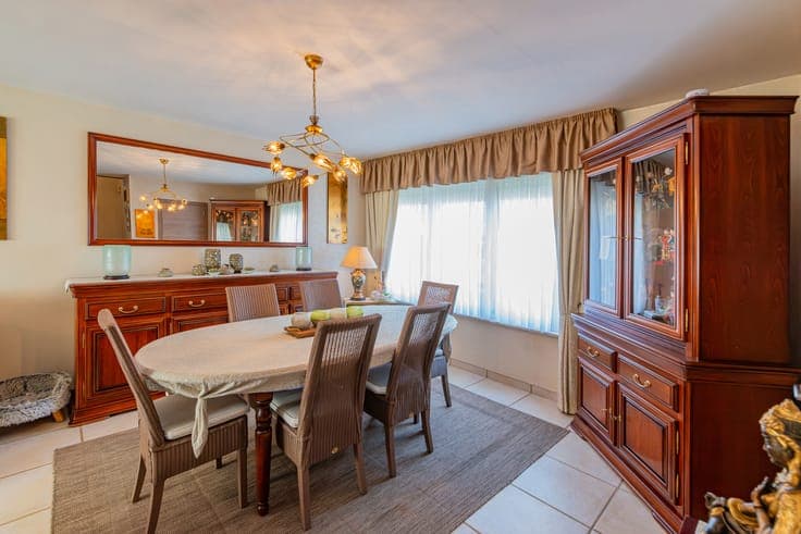 Well-maintained semi-detached house with 3 bedrooms and gara