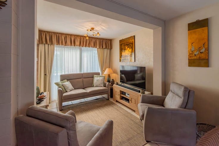 Well-maintained semi-detached house with 3 bedrooms and gara
