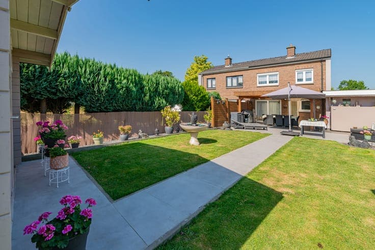 Well-maintained semi-detached house with 3 bedrooms and gara