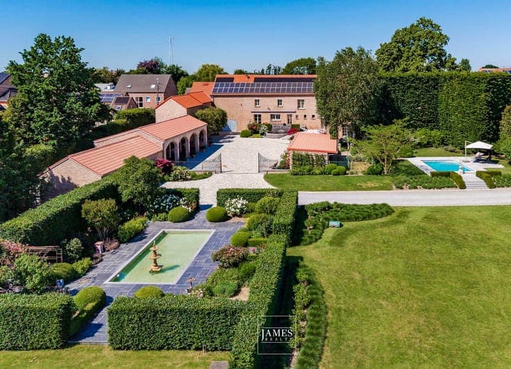 Charming historic farmhouse from 1900, fully renovated, on 3