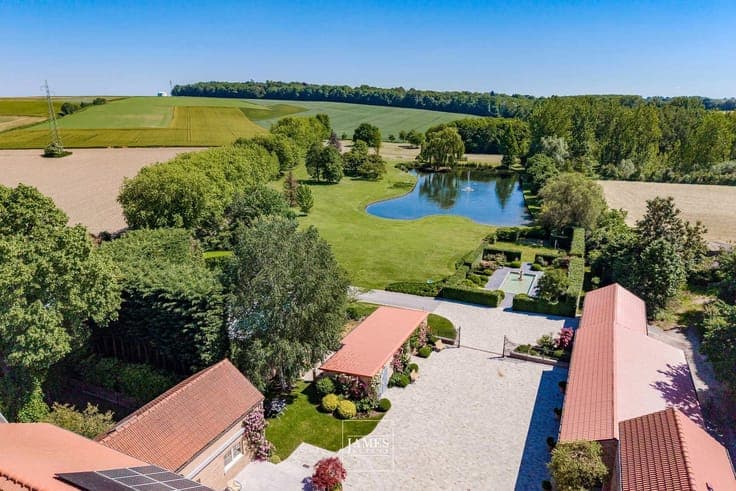 Charming historic farmhouse from 1900, fully renovated, on 3