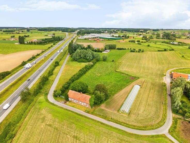 Charming house on a large plot with rural views and easy ac