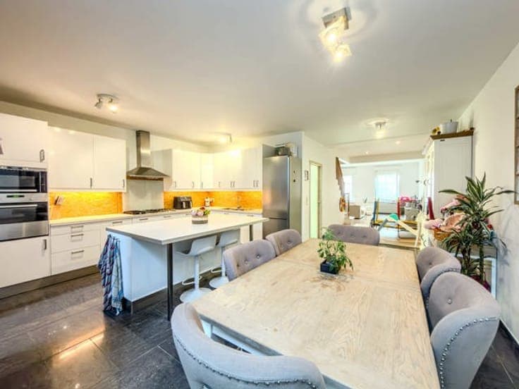 CHARMING 3-BEDROOM HOUSE WITH GARDEN