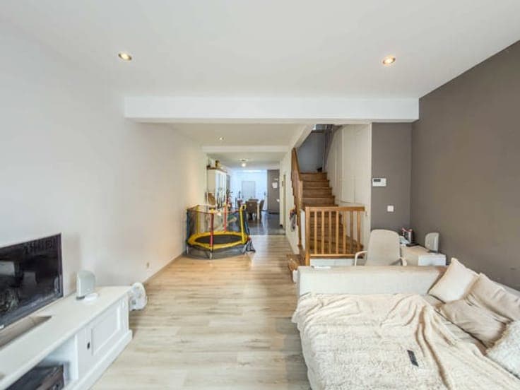 CHARMING 3-BEDROOM HOUSE WITH GARDEN