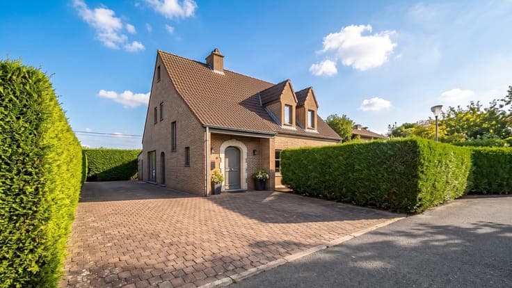 Degelijke alleenstaande villa met 4 slaapkamers en verras...