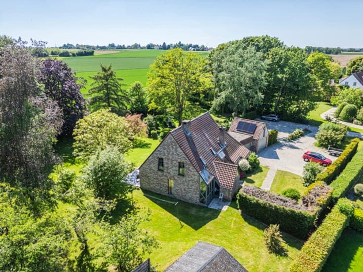 Magnificent villa bordering open fields