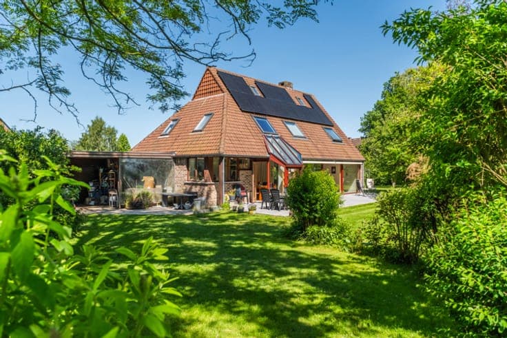 Magnificent villa bordering open fields