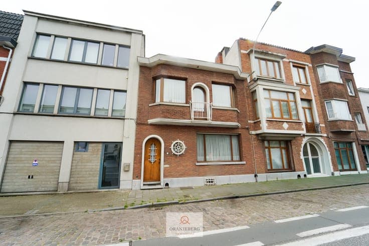 Charmante op te frissen woning met stadstuin!