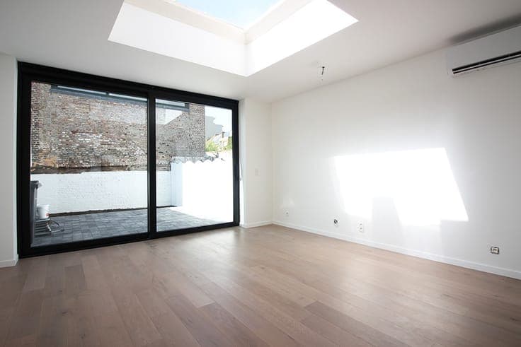 Renovated townhouse with high ceilings in a prime location