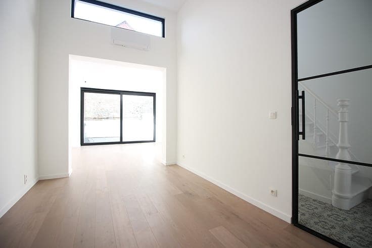 Renovated townhouse with high ceilings in a prime location