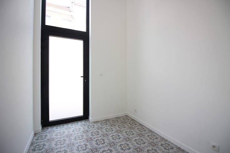 Renovated townhouse with high ceilings in a prime location