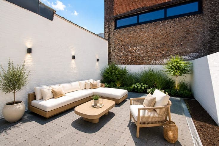 Renovated townhouse with high ceilings in a prime location