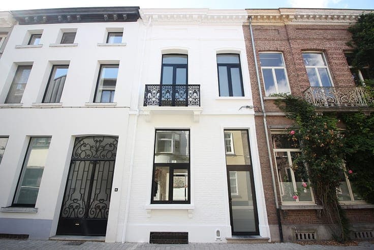 Renovated townhouse with high ceilings in a prime location