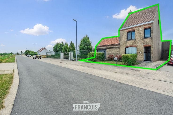 House to renovate for a family, with indoor garage, views o…