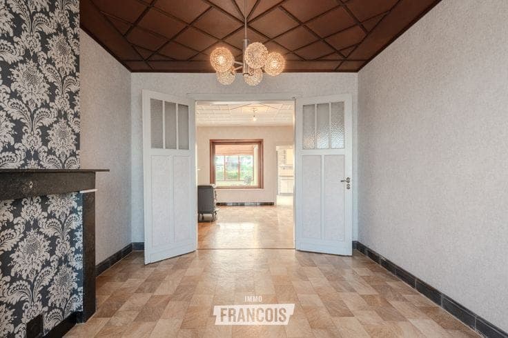House to renovate for a family, with indoor garage, views o…
