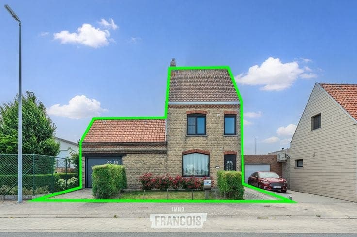 House to renovate for a family, with indoor garage, views o…
