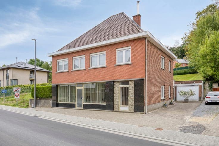 Spacious home offering many possibilities in Eizer