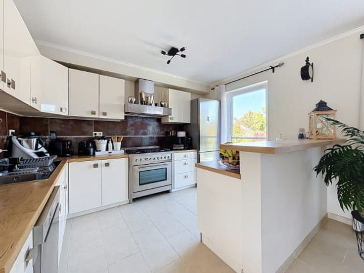 Elegant 210 m² Bel-Etage Home with Garden & Terrace