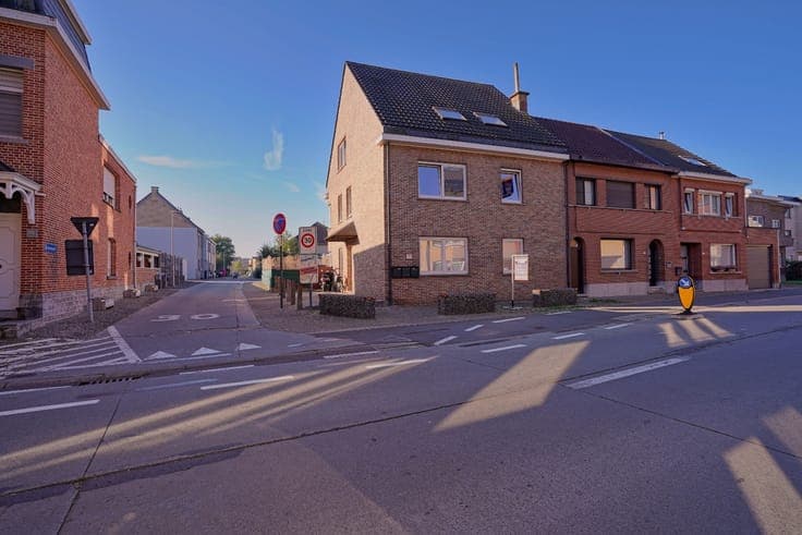 Opbrengsteigendom met 3 appartementen en 9 garages centra...