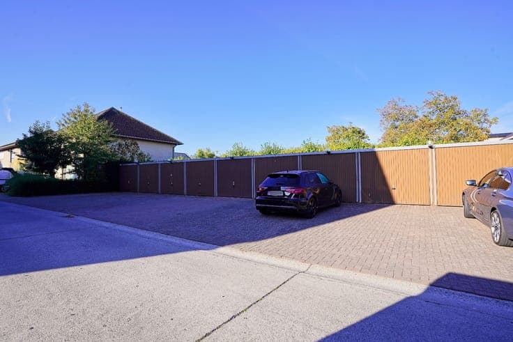 Opbrengsteigendom met 3 appartementen en 9 garages centra...