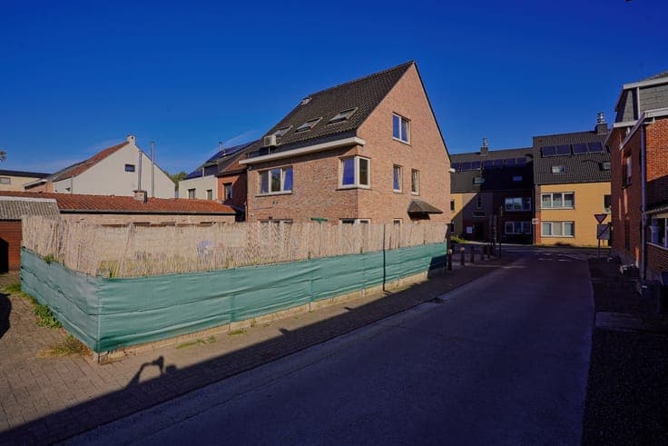 Opbrengsteigendom met 3 appartementen en 9 garages centra...