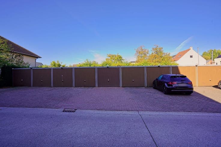 Opbrengsteigendom met 3 appartementen en 9 garages centra...