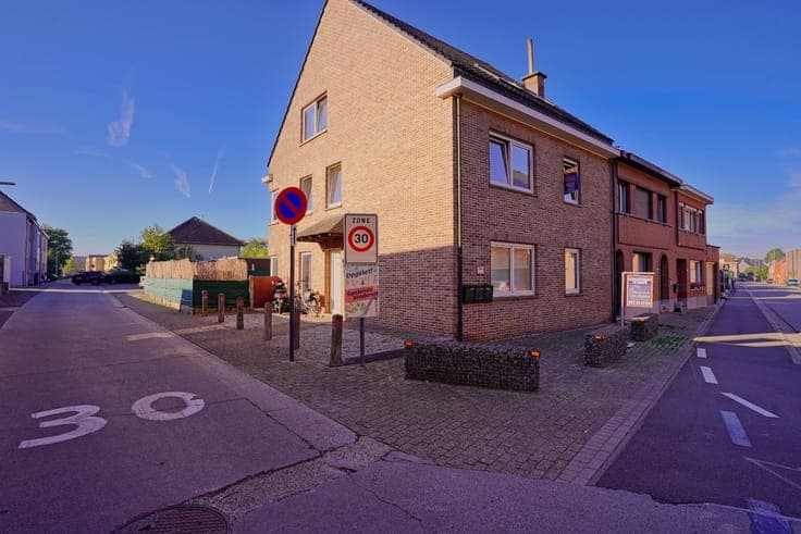 Opbrengsteigendom met 3 appartementen en 9 garages centra...